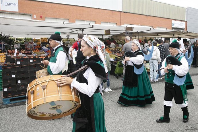 Archivo - Actuación musical en el mercadillo de Landaben.