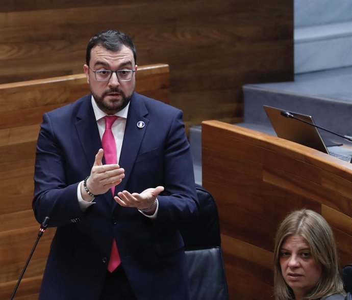 Archivo - Imagen de archivo del presidente del Principado, Adrián Barbón, y la vicepresidenta, Gimena Llamedo