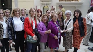 La concejal socialista malagueña Rosa del Mar Rodríguez, en una imagen de archivo con mujeres.