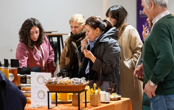 Visitantes en el Salón de la Miel.
