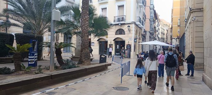 Alicante mantiene este lunes el cierre de veladores y parques ante la alerta amarilla por vientos