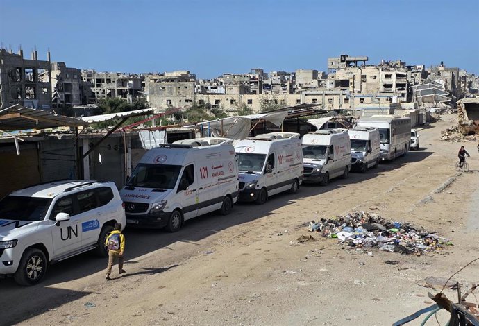 Pacientes palestinos a la espera de su evacuación a través del paso de Rafá