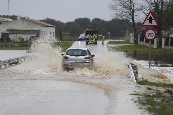 Una carretera de Salamanca afectada por las lluvias de estos días.