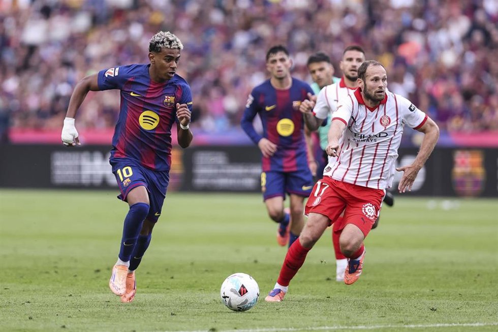 Archivo - Lamine Yamal y Daley Blind en el FC Barcelona-Girona FC de la primera vuelta de LaLiga EA Sports