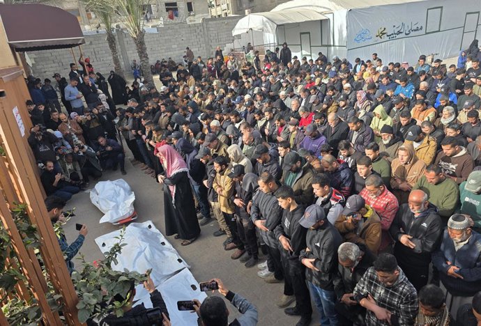 15 de fevereiro de 2026, Khan Yunis, Faixa de Gaza, Território Palestino: Palestinos se despedem dos corpos de vários cidadãos no Hospital Nasser, que foram mortos em um ataque israelense na noite passada em Khan Younis, no sul da Faixa de Gaza. 15 de fev