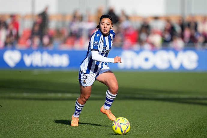 Archivo - Paula Fernandez Jimenez of Real Sociedad controls the ball during the Spanish Women League, Liga F, football match played between Atletico de Madrid and Real Sociedad at Centro Deportivo Alcala de Henares on January 10, 2026, in Madrid, Spain.