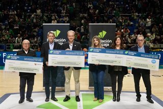 Imagen de este domingo de la entrega de cheques solidarios por la Fundación Unicaja en el descanso del partido de baloncesto entre Unicaja y Real Madrid.