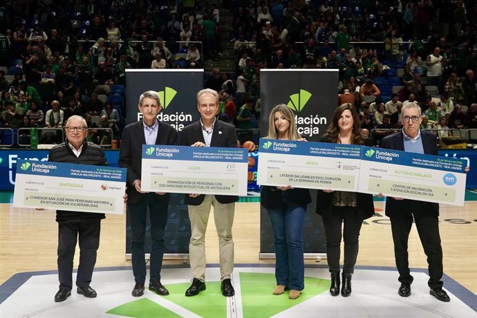 Imagen de este domingo de la entrega de cheques solidarios por la Fundación Unicaja en el descanso del partido de baloncesto entre Unicaja y Real Madrid.