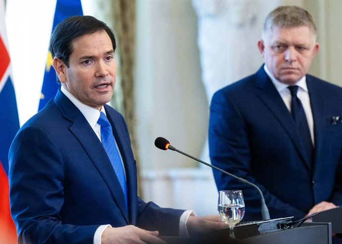 15 de fevereiro de 2026, Eslováquia, Bratislava: O secretário de Estado dos EUA, Marco Rubio (à esquerda), e o primeiro-ministro eslovaco, Robert Fico, falam durante uma coletiva de imprensa após sua reunião no Gabinete do Governo Eslovaco. Foto: Jakub Ko