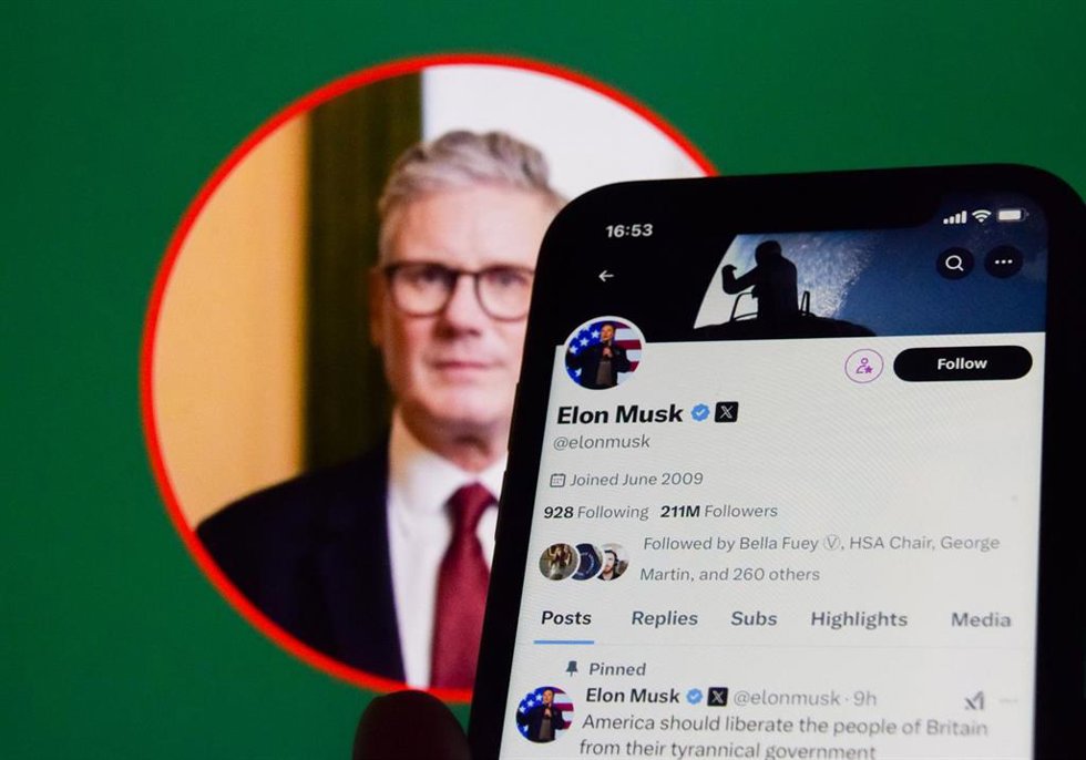 Archivo - El primer ministro de Reino Unido, Keir Starmer, y un teléfono móvil con la cuenta de Elon Musk en X
