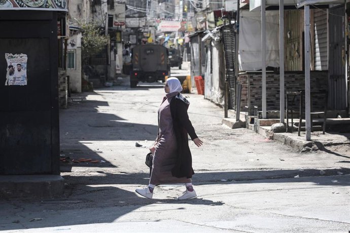 Archivo - Una mujer palestina camina por la localidad de Nablús en Cisjordania