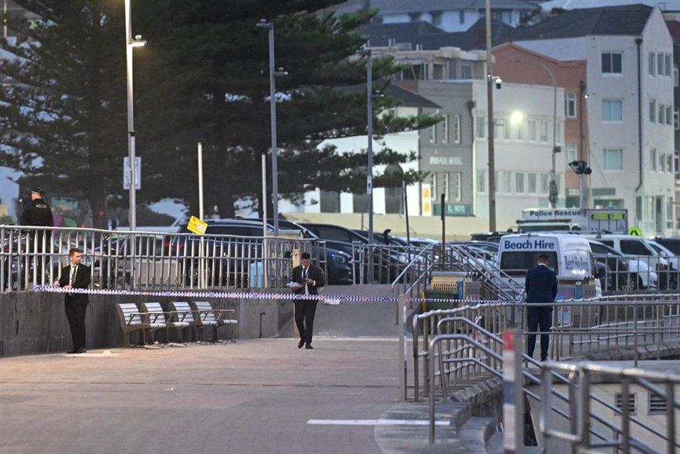 Archivo - Efectivos de la Policía toman pruebas tras el tiroteo a la playa de Bondi, en Sídney, que dejó 15 muertos y decenas de heridos