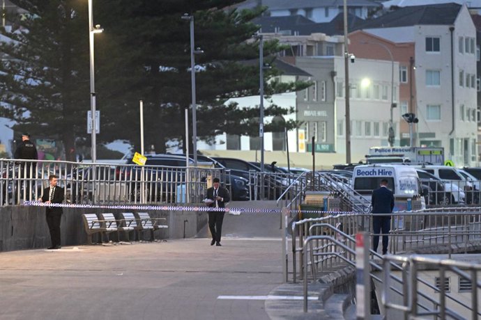 Archivo - 15 December 2025, Australia, Sydney: Police continue their investigation at first light on Bondi Beach following Sunday's shooting. Twelve people are believed to have been killed after gunmen opened fire on a crowd gathered at the beach. Photo: 