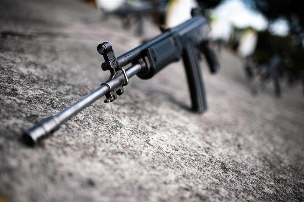 Archivo - Un rifle dispuesto en el suelo en un homenaje policial