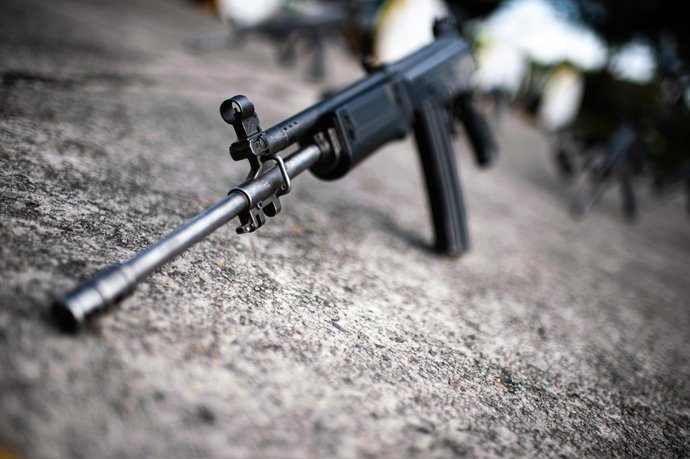 Archivo - May 28, 2023, Bogota, Cundinamarca, Colombia: A rifle is seen during the funeral honors to police officer Andres Idarraga Orozco killed in a guerrilla bomb attack in Tibu, Norte de Santander, in Bogota, Colombia, may 28, 2023.
