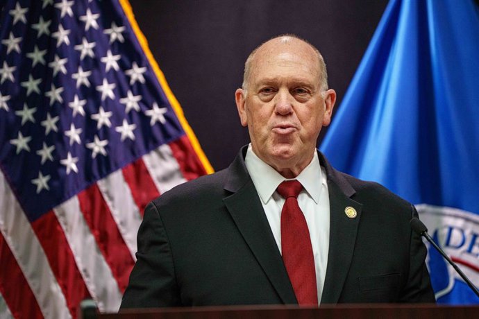 4 de fevereiro de 2026, Minneapolis, Minnesota, EUA: O czar das fronteiras dos Estados Unidos, TOM HOMAN, dá uma entrevista coletiva no edifício Henery Bishop Whipple, em Minneapolis. Ele anuncia que 700 agentes do ICE/Patrulha de Fronteira serão dispensa