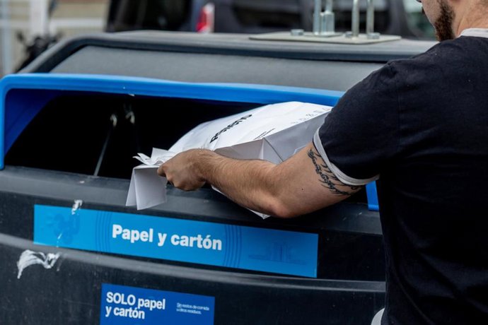 Archivo - Contenedor de basura de papel y cartón, a 10 de septiembre de 2025, en Madrid (España). El Ayuntamiento de Madrid ha empezado a girar los recibos de la tasa de basuras este mes de septiembre. El recibo se debe abonar en una sola cuota, y podrá d
