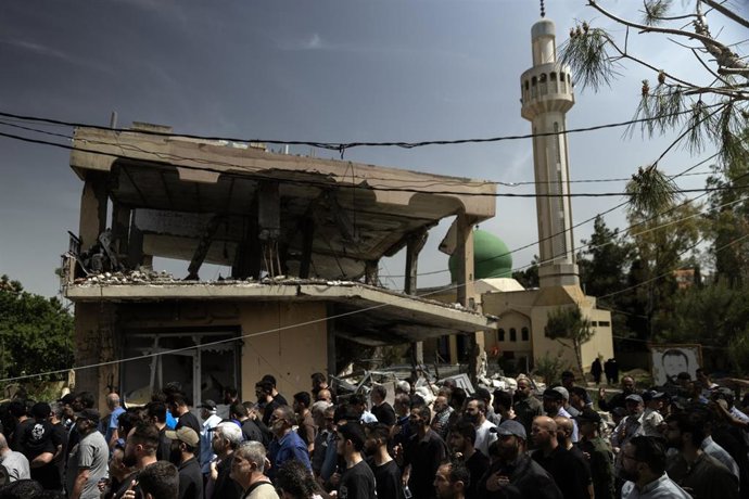 Archivo - Asistentes al funeral de dos personas, víctimas de un ataque Israel en Hanin, en el sur de Líbano