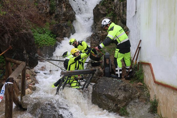 Desalojados 350 vecinos de Ubrique (Cádiz) por desbordamiento del río y movimientos de tierra. A 08 de febrero de 2026 en Ubrique, Cádiz, Andalucía (España). Un total de 350 vecinos del municipio gaditano de Ubrique han tenido que ser desalojados este fin