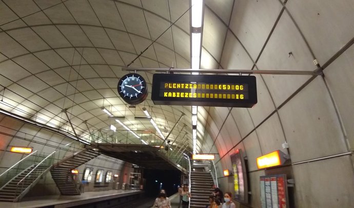 Archivo - Panel de horarios de Metro Bilbao