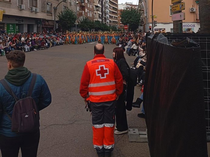 Personal de Cruz Roja en el Gran Desfile del Carnaval de Badajoz.