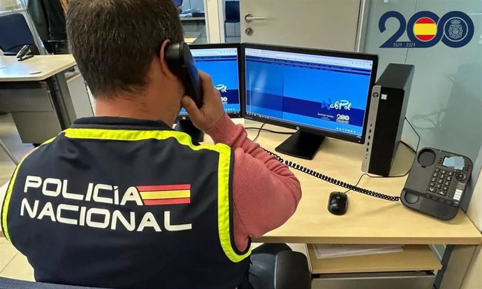 Imagen de un agente de la Policía Nacional en un momento de la investigación