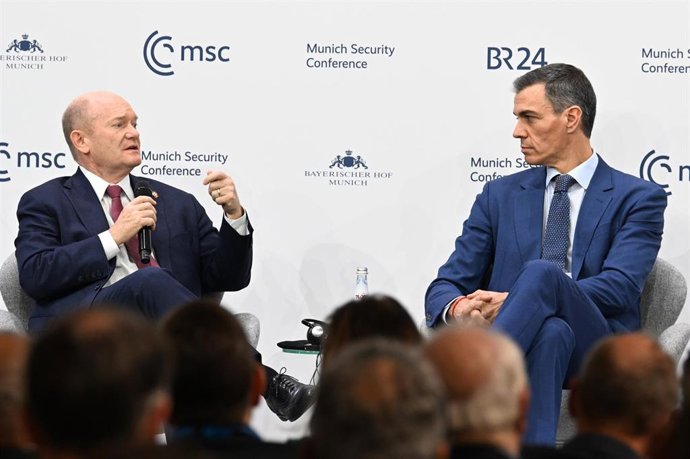 El presidente del Gobierno, Pedro Sánchez (d), interviene en el panel ‘Fortifying the Foundation of Transatlantic Security‘, en el marco de la Conferencia de Seguridad de Múnich, a 14 de febrero de 2026, en Múnich (Alemania).