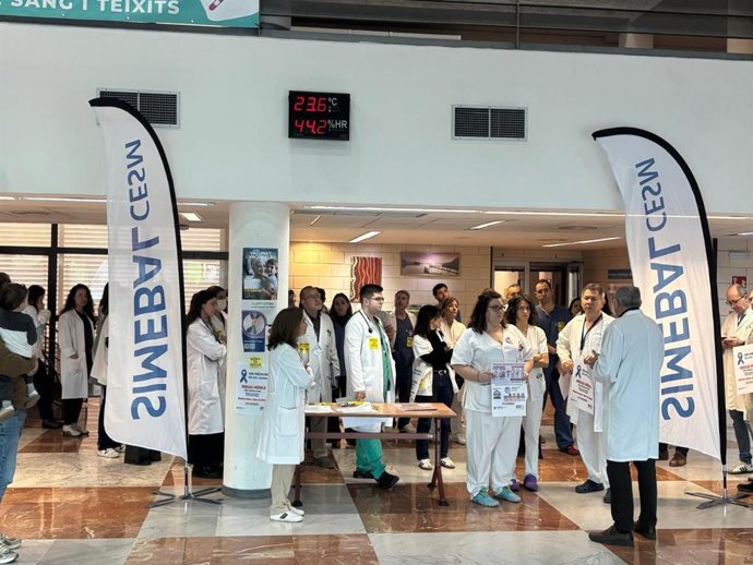 Concentración de médicos a las puertas del Hospital Son Espases.