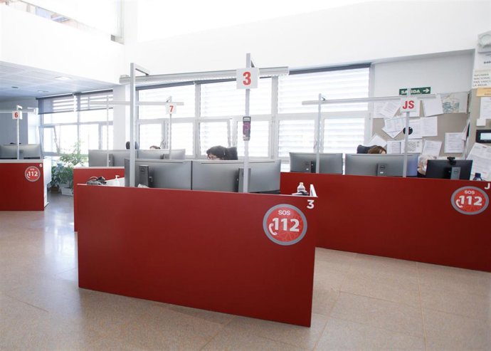 Archivo - Sucesos.- Cuatro personas heridas tras colisionar un camión y un autobús en Falces