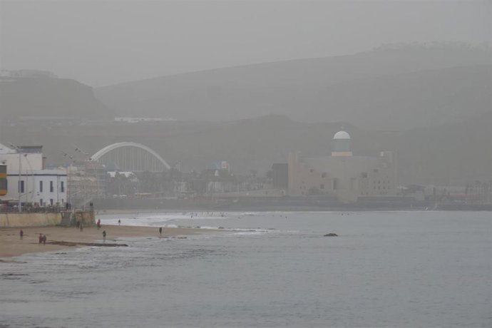 Archivo - La calima visible desde la playa de 'Las Canteras' de Las Palmas de Gran Canaria, a 13 de febrero de 2023, en Las Palmas de Gran Canaria, Gran Canaria, Islas Canarias (España). Las islas de la provincia de Las Palmas -Gran Canaria, Lanzarote y F