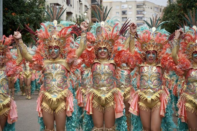 La comparsa Los Lingotes gana el primer premio del Gran Desfile del Carnaval de Badajoz.