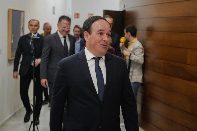 Archivo - Arxiu - El president de la Generalitat, Juanfran Pérez Llorca, en els passadissos de Les Corts