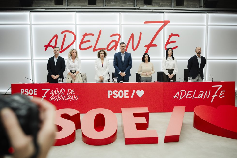 El secretario adjunto de Organización y Transparencia del PSOE, Borja Cabezón, la portavoz del PSOE, Montse Mínguez, la vicepresidenta primera y ministra de Hacienda, María Jesús Montero, el presidente del Gobierno y secretario general del PSOE, Pedro