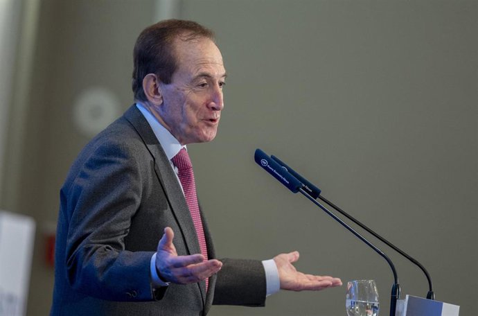El presidente y CEO de Mapfre, Antonio Huertas, durante un desayuno de Nueva Economía Forum, en el Hotel Mandarin Oriental Ritz, a 16 de febrero de 2026, en Madrid (España).