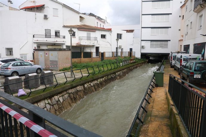 El río Ubrique a su paso por esta localidad durante el episodio de borrascas en una imagen de archivo.