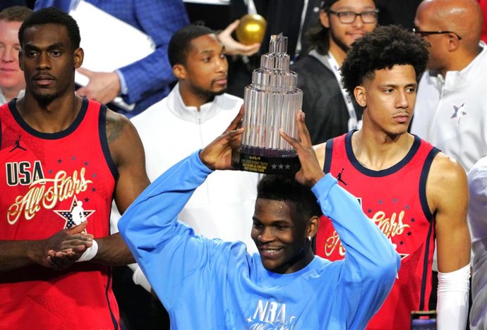 LOS ANGELES, Feb. 16, 2026  -- Team USA Stars' Anthony Edwards (front) lifts the MVP trophy after the NBA All Star Game between Team USA Stripes and Team USA Stars in Los Angeles, the United States, Feb. 15, 2026.