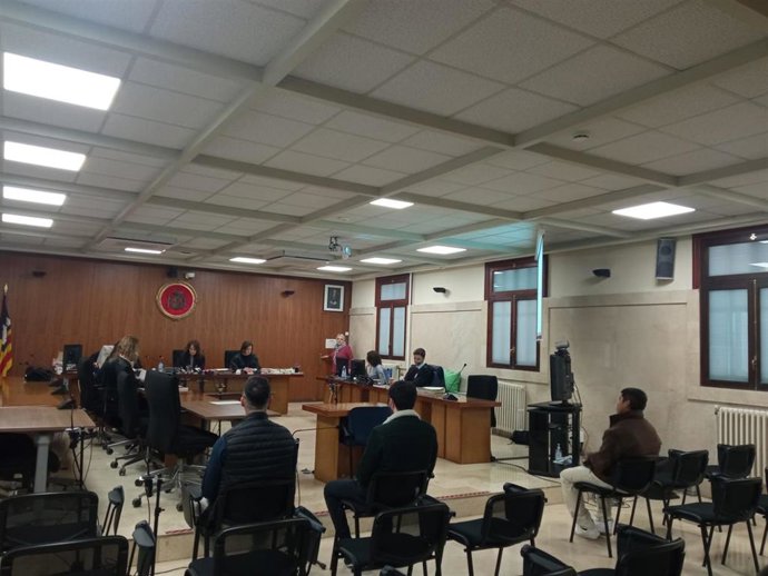 Los policías acusados (i) y el tercer procesado (d), en la Audiencia Provincial.