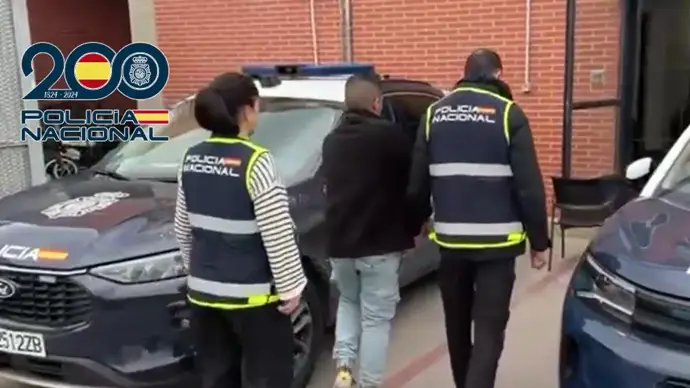 Agentes de Policía Nacional custodian al detenido