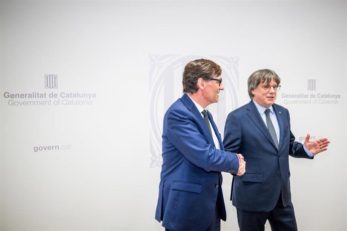 Archivo - El presidente de la Generalitat, Salvador Illa (i), saluda al presidente de Junts per Catalunya, Carles Puigdemont (d), durante una reunión en Bruselas (Bélgica). 