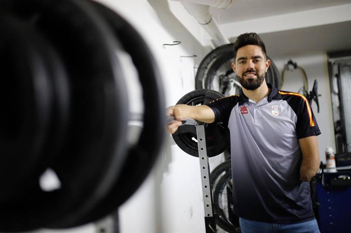 O ciclista paralímpico Alfonso Cabello posa na academia.