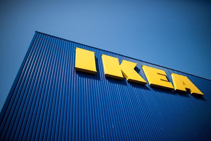Archivo - FILED - 17 April 2020, North Rhine-Westphalia, Cologne: The lettering IKEA can be seen on the facade of a furniture store. Photo: Federico Gambarini/dpa
