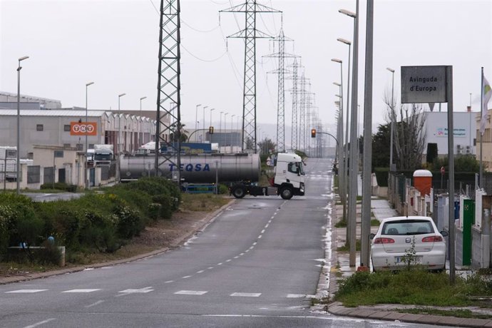 Archivo - Un camionero circula con su camión por el Polígono Industrial de Constantí, en Tarragona.