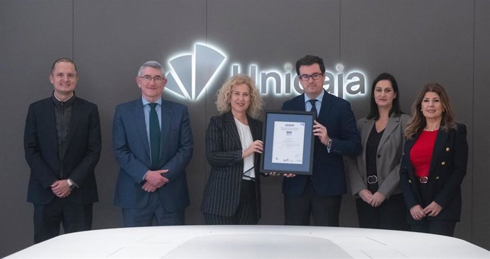 Yago Selva,  Antonio Pérez, Susana Pedrero, Juan Medina, Esther Jaime y María José Horcajadas en el marco de la renovación de Unicaja de la certificación de Aenor que respalda su compromiso con la seguridad y la salud laboral