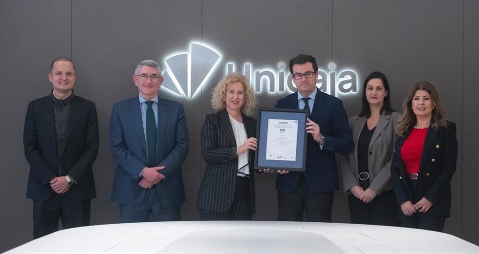 Yago Selva,  Antonio Pérez, Susana Pedrero, Juan Medina, Esther Jaime y María José Horcajadas en el marco de la renovación de Unicaja de la certificación de Aenor que respalda su compromiso con la seguridad y la salud laboral