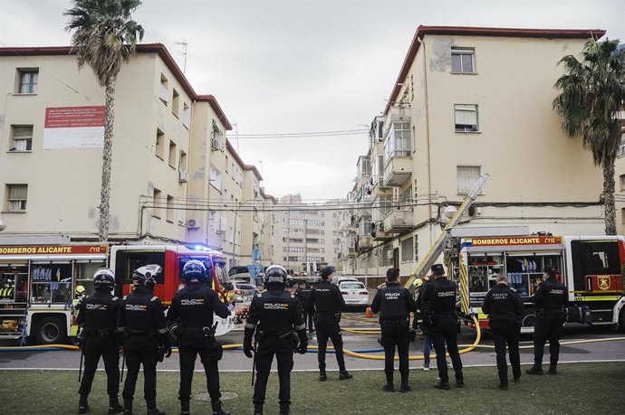 Un incendi obliga a desallotjar als veïns d'un edifici del barri Miguel Hernández, a la ciutat d'Alacant, el dilluns 16 de febrer del 2026