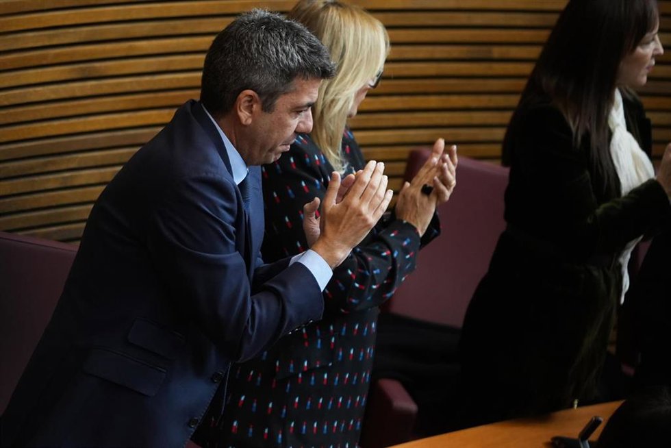 Archivo - El expresident de la Generalitat valenciana Carlos Mazón durante el pleno de toma de posesión del nuevo president, en Les Corts Valencianes, a 2 de diciembre de 2025, en Valencia