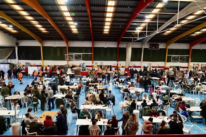 Imágenes de los vecinos desalojados de Grazalema en el polideportivo El Fuerte de Ronda. A 15 de febrero de 2026 en Ronda, Málaga (Andalucía, España). El presidente de la Junta de Andalucía, Juanma Moreno, se desplazó este domingo hasta Ronda (Málaga) par