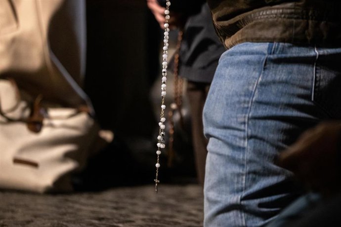 Archivo - Varias personas durante un rezo del rosario.