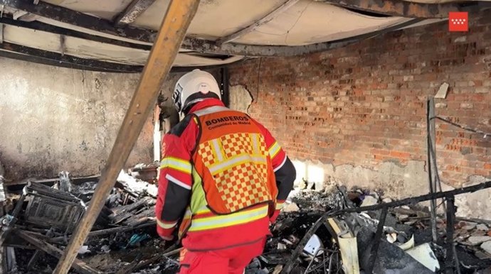 Bombero de la Comunidad de Madrid en un incendio en un ático en Alcobendas