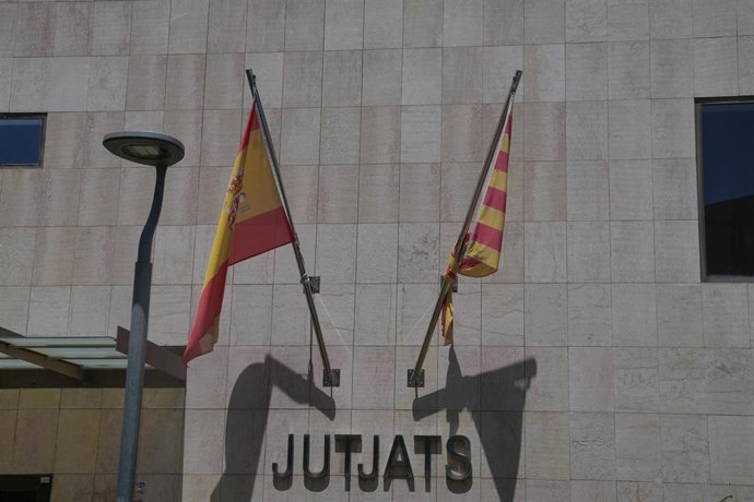 Archivo - Exterior de las instalaciones adaptadas a los nuevos tribunales de instancia en el partido judicial de Gavà (Barcelona).
